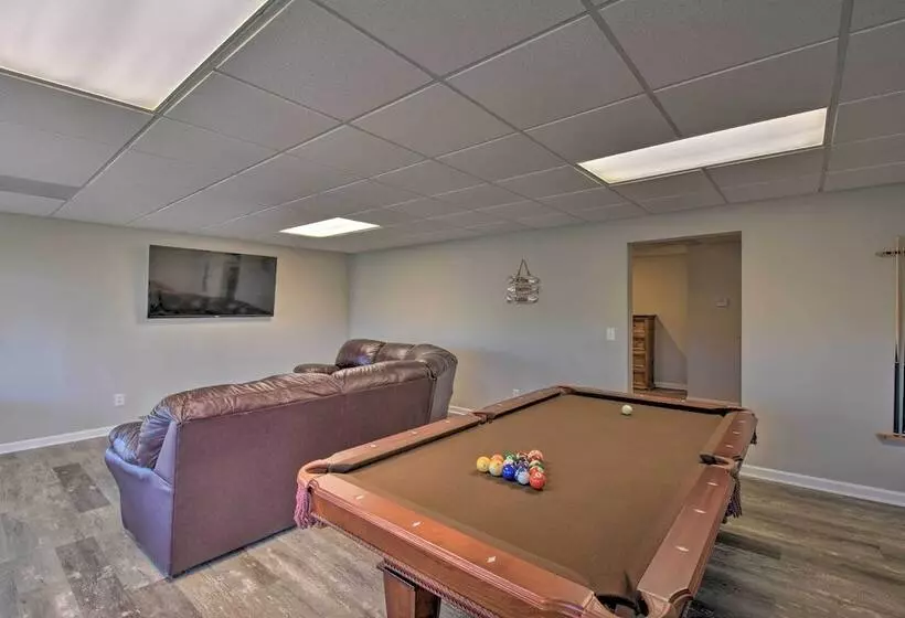 Murrayville Lakefront Cabin W/ Boat Slip & Grill!