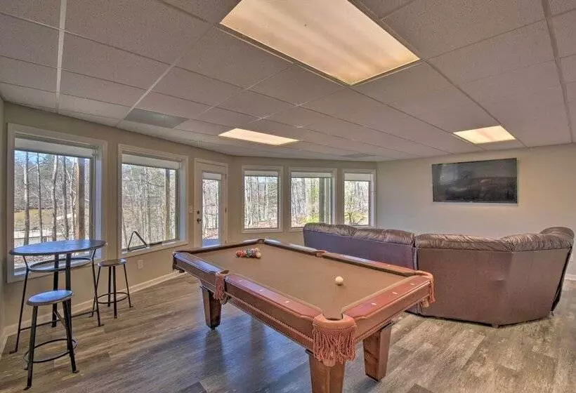 Murrayville Lakefront Cabin W/ Boat Slip & Grill!