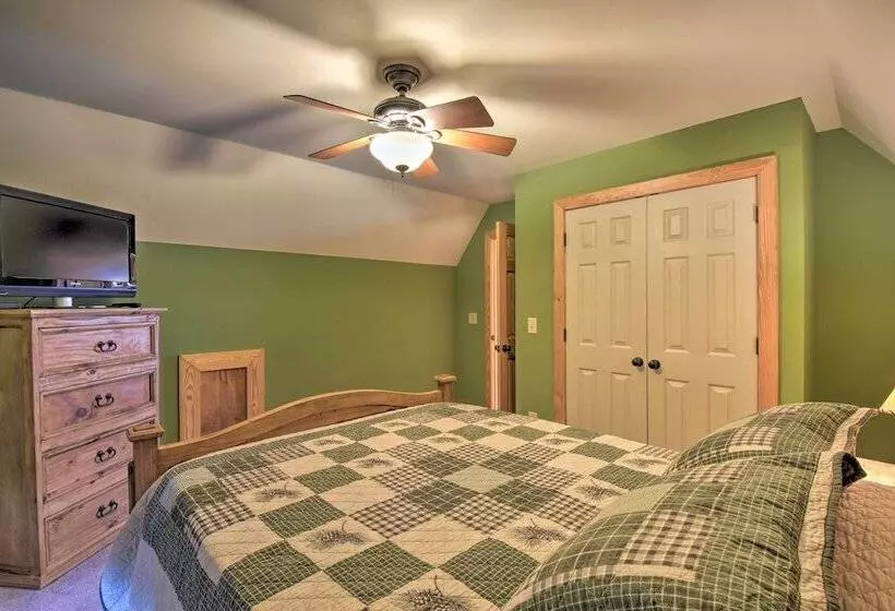 Murrayville Lakefront Cabin W/ Boat Slip & Grill!