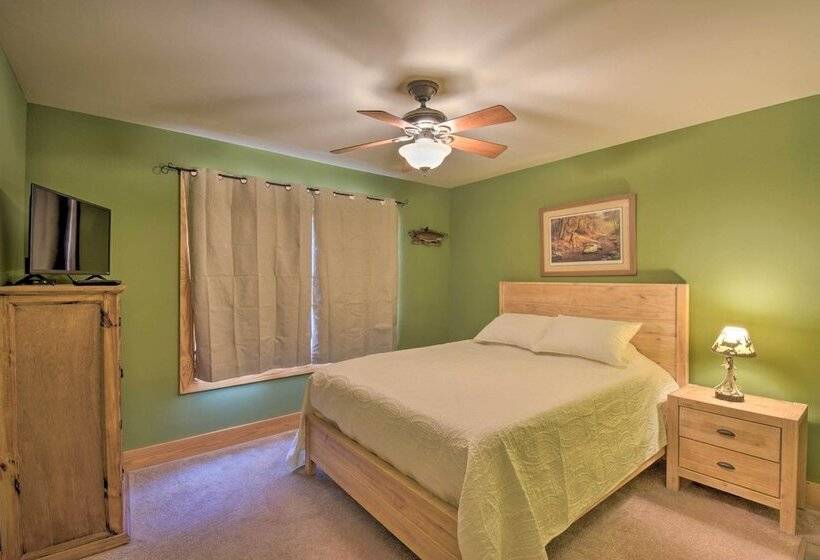 Murrayville Lakefront Cabin W/ Boat Slip & Grill!