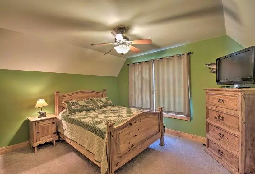 Murrayville Lakefront Cabin W/ Boat Slip & Grill!