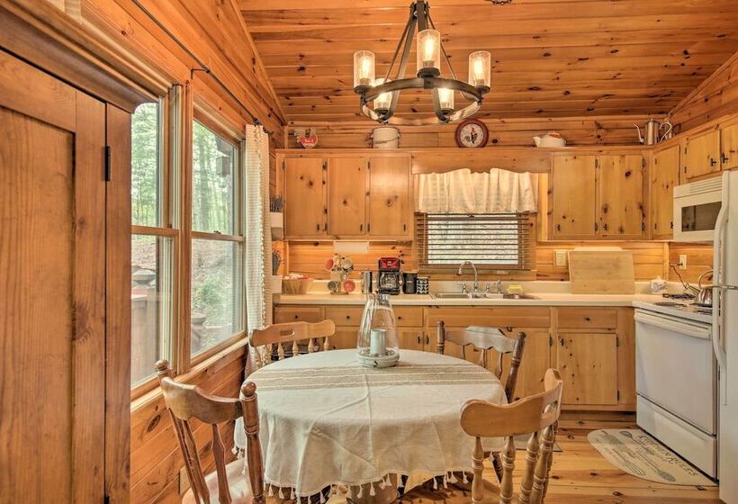 Peaceful Blue Ridge Cabin W/ Decks & Fire Pit