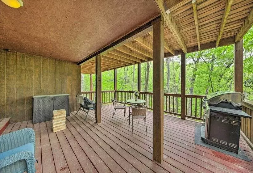 Peaceful Blue Ridge Cabin W/ Decks & Fire Pit