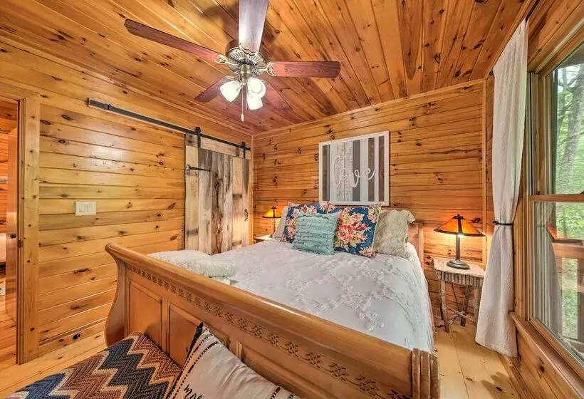 Peaceful Blue Ridge Cabin W/ Decks & Fire Pit