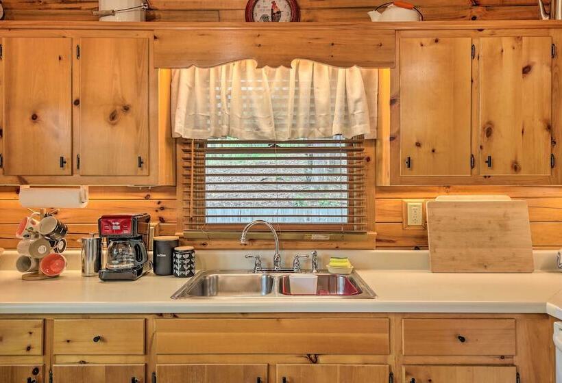 Peaceful Blue Ridge Cabin W/ Decks & Fire Pit