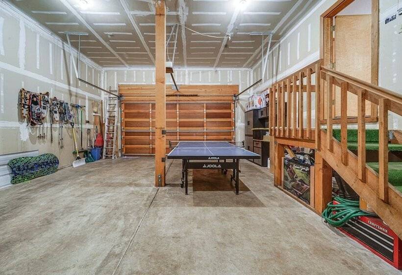 Pet Friendly Home In Truckee W/ Balconies + Grill!