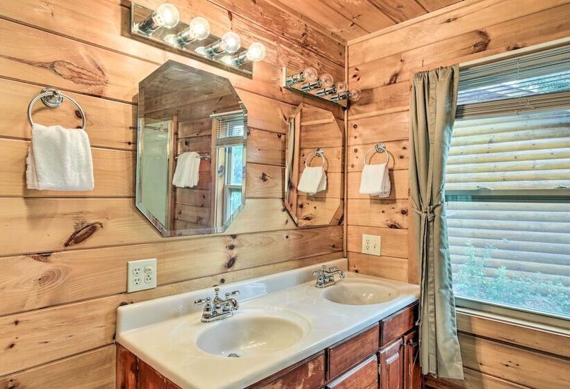 Riffle Run Cabin: River Access, Hot Tub, Game Room