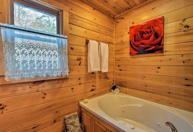 Riverbend Reserve Cabin W/ Yard + Fire Pit!