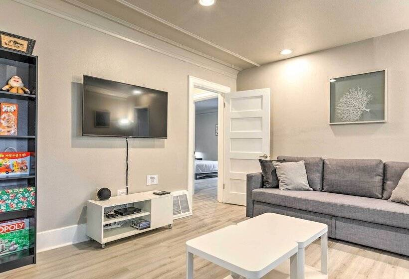 Seattle Home W/ Private Yard ~ 8 Mi To Dtwn!