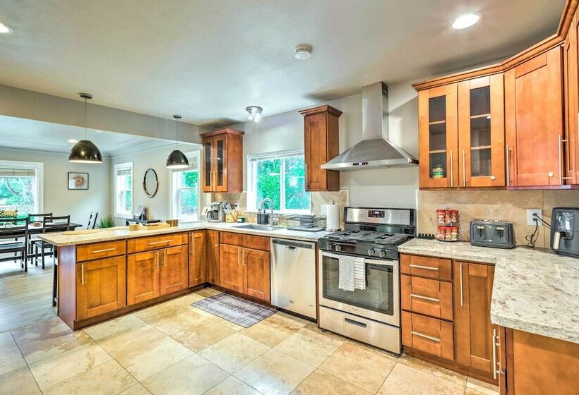 Seattle Home W/ Private Yard ~ 8 Mi To Dtwn!