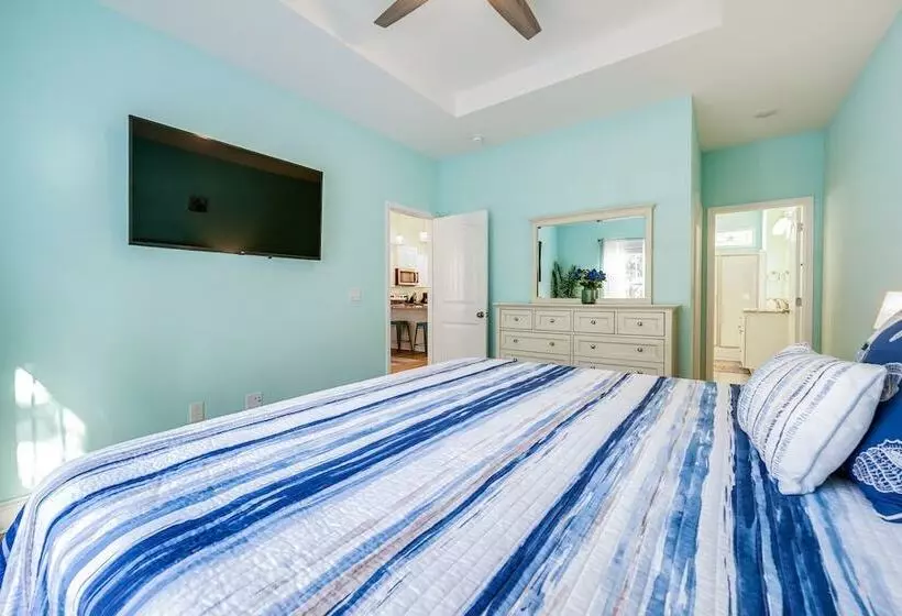 Serene Oak Island Home W/ Private Saltwater Pool!