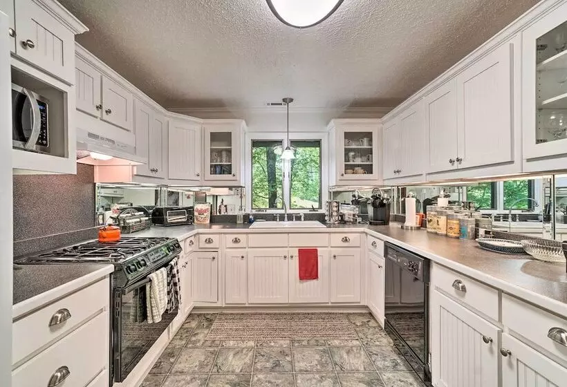 Serene Sky Valley Family Chalet W/ Fireplace