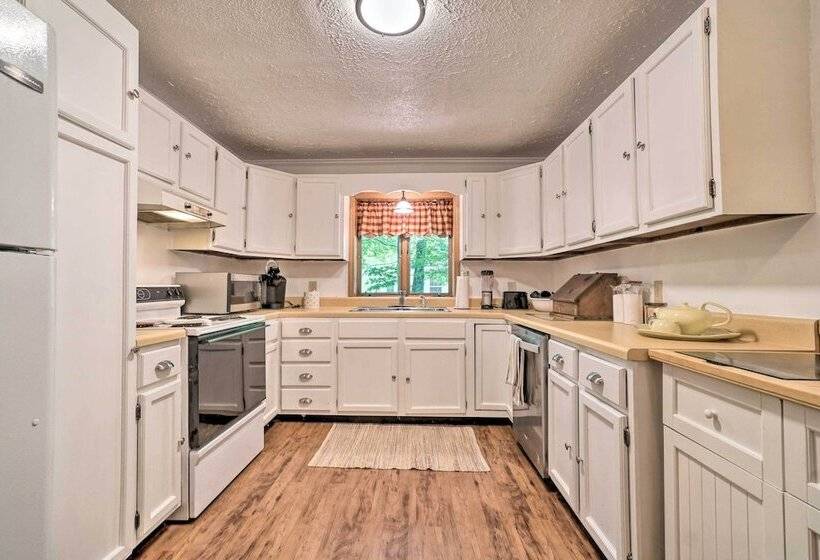 Serene Sky Valley Family Chalet W/ Fireplace