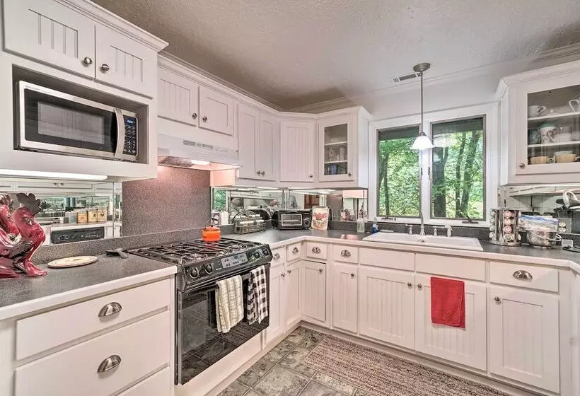 Serene Sky Valley Family Chalet W/ Fireplace