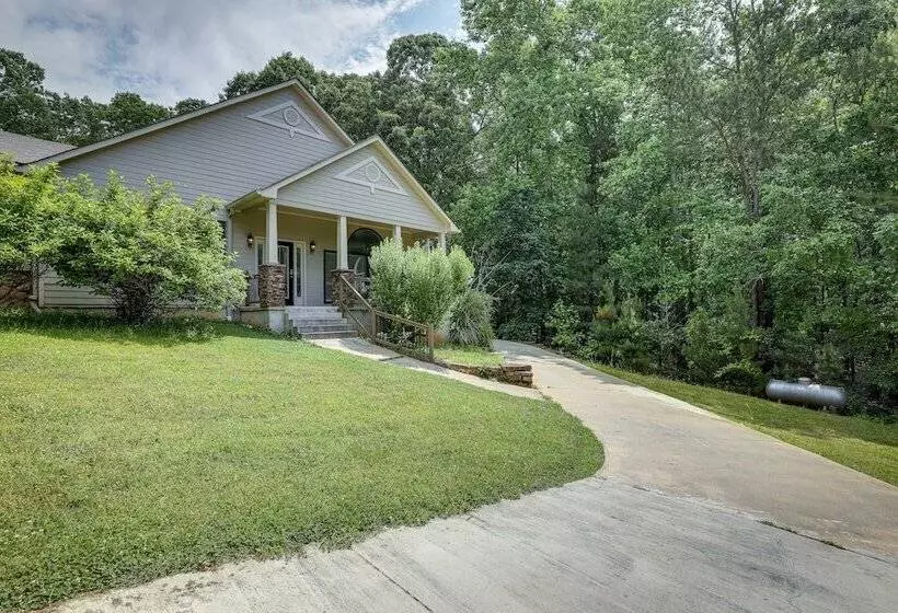 Single Story Home ~ 7 Mi To Old Towne Conyers!