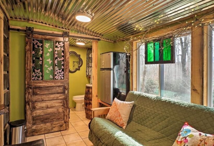 The Treehouse Cabin Creekside Home W/ Hot Tub!