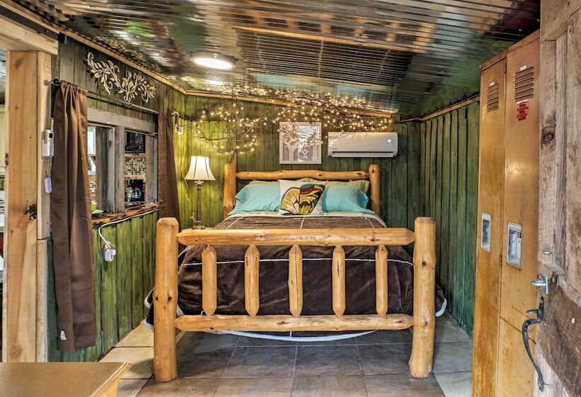The Treehouse Cabin Creekside Home W/ Hot Tub!