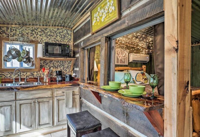 The Treehouse Cabin Creekside Home W/ Hot Tub!