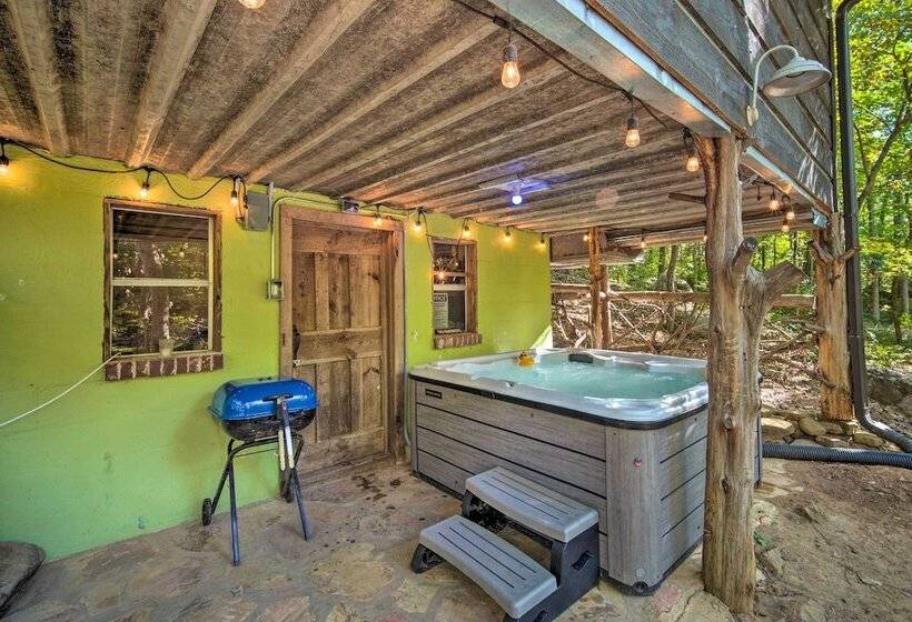 The Treehouse Cabin Creekside Home W/ Hot Tub!