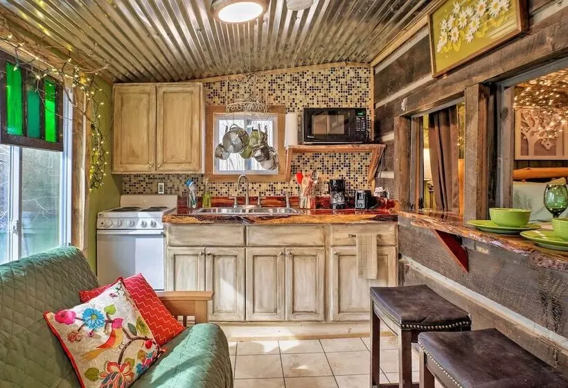 The Treehouse Cabin Creekside Home W/ Hot Tub!