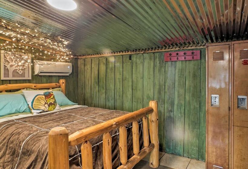 The Treehouse Cabin Creekside Home W/ Hot Tub!