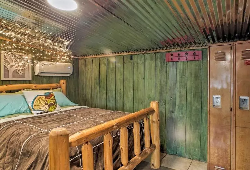 The Treehouse Cabin Creekside Home W/ Hot Tub!