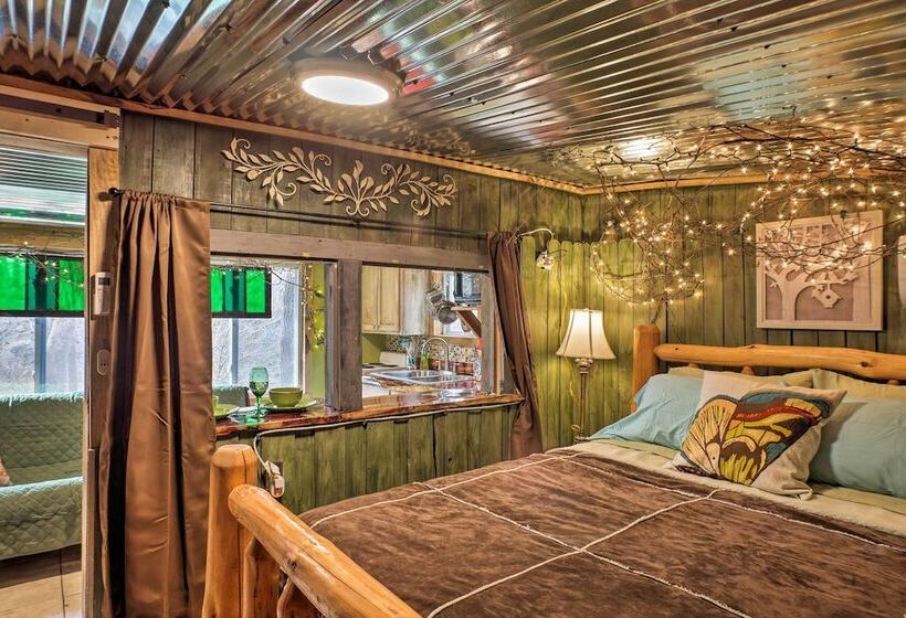 The Treehouse Cabin Creekside Home W/ Hot Tub!