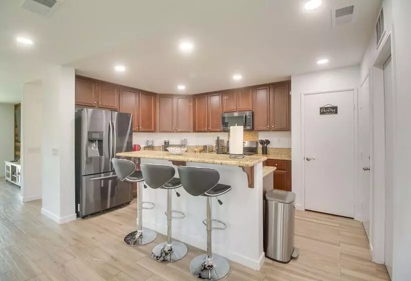 Chic Indio Oasis W/ Game Room + Gas Grill!