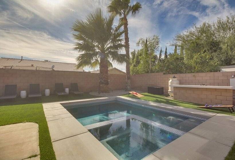 Chic Indio Oasis W/ Game Room + Gas Grill!