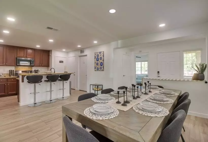 Chic Indio Oasis W/ Game Room + Gas Grill!
