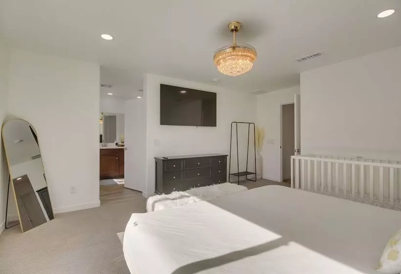 Chic Indio Oasis W/ Game Room + Gas Grill!