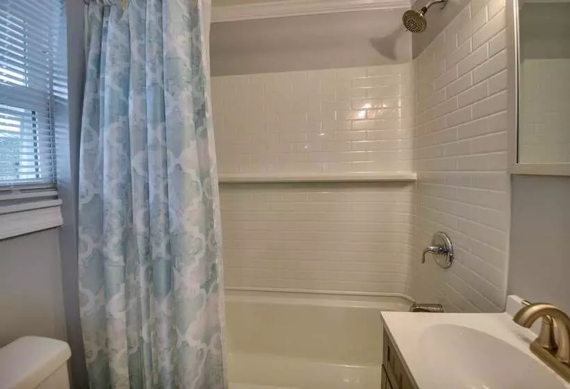 Walk To Beach: Hampton Home W/ Grill!