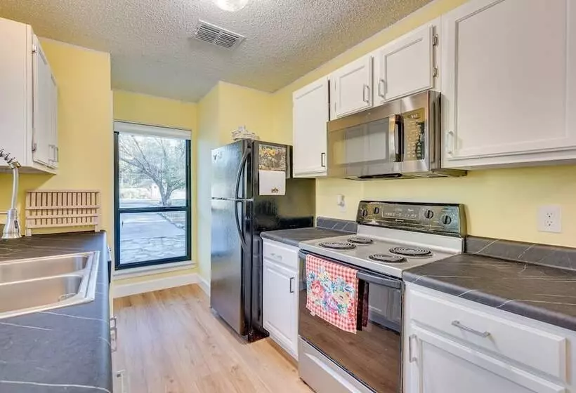 Austin Home W/ Community Pool: 3 Mi To Lake Travis