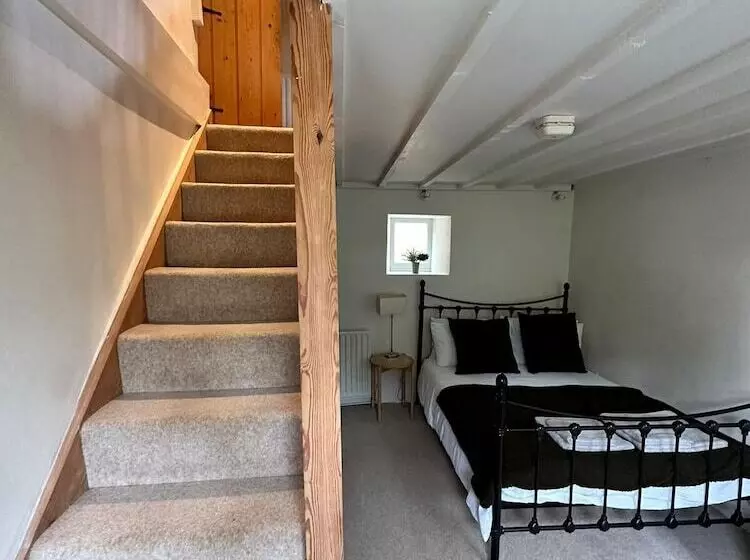 Beautiful 4 Bed Cottage In Heart Of The Cotswolds