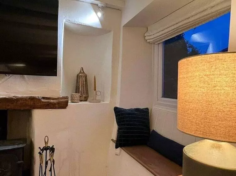 Beautiful 4 Bed Cottage In Heart Of The Cotswolds