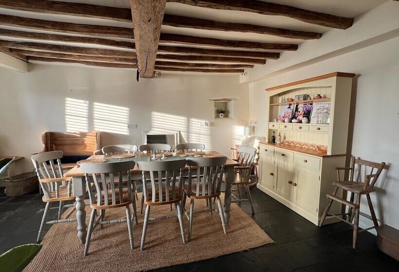 Beautiful 4 Bed Cottage In Heart Of The Cotswolds