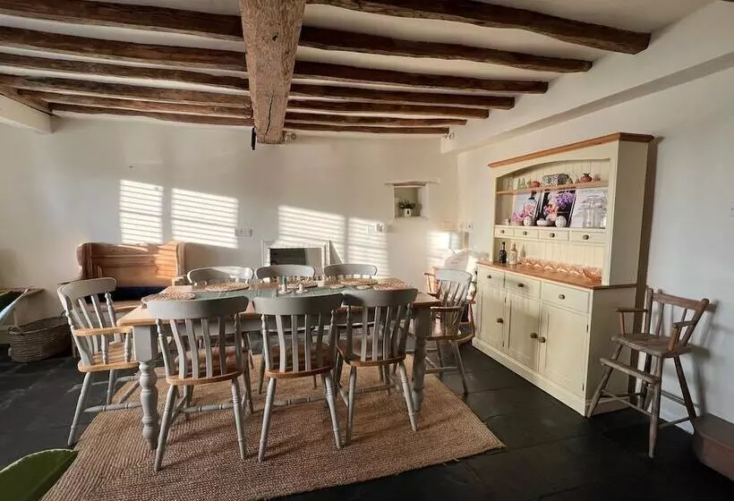 Beautiful 4 Bed Cottage In Heart Of The Cotswolds