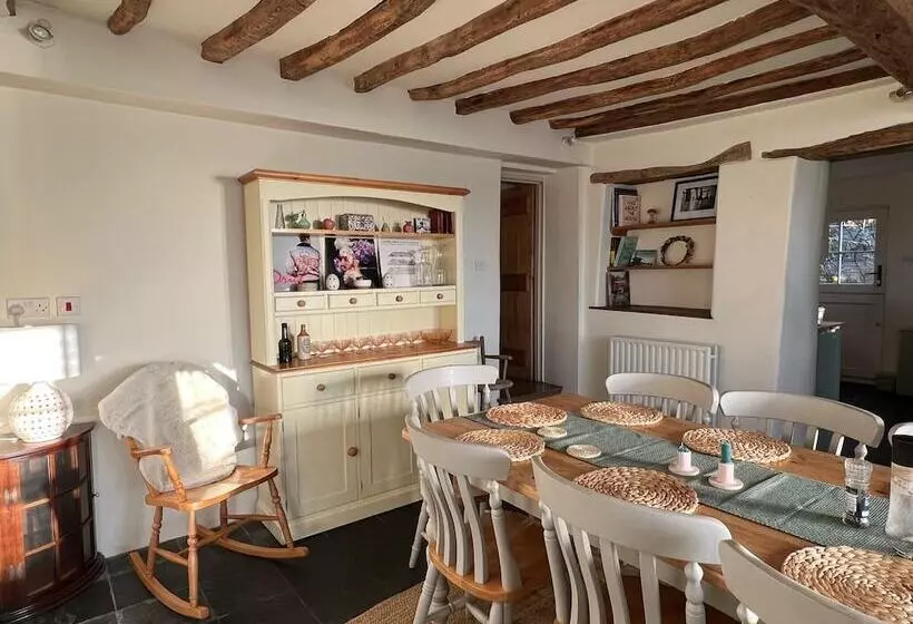 Beautiful 4 Bed Cottage In Heart Of The Cotswolds