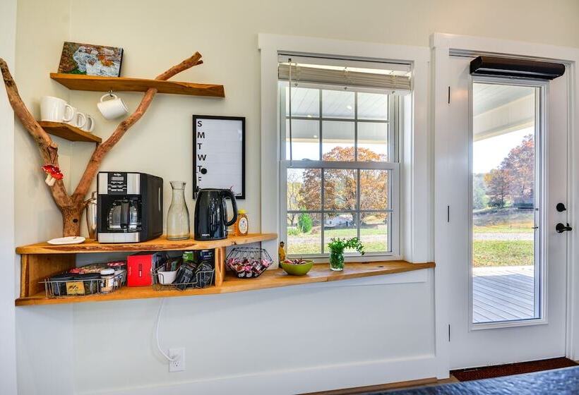 Beautiful Farmhouse W/ Pilot Mtn State Park Views!