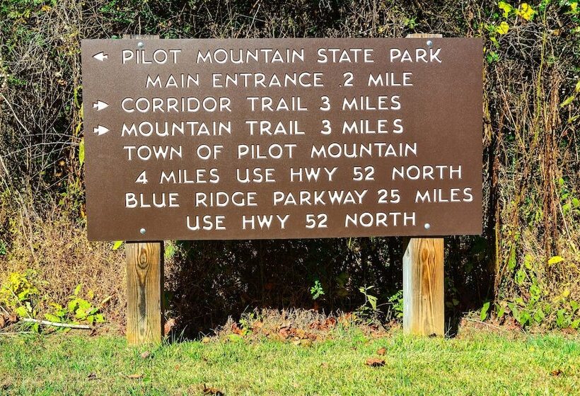 Beautiful Farmhouse W/ Pilot Mtn State Park Views!