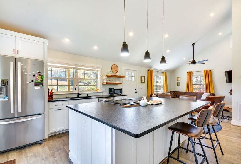 Beautiful Farmhouse W/ Pilot Mtn State Park Views!