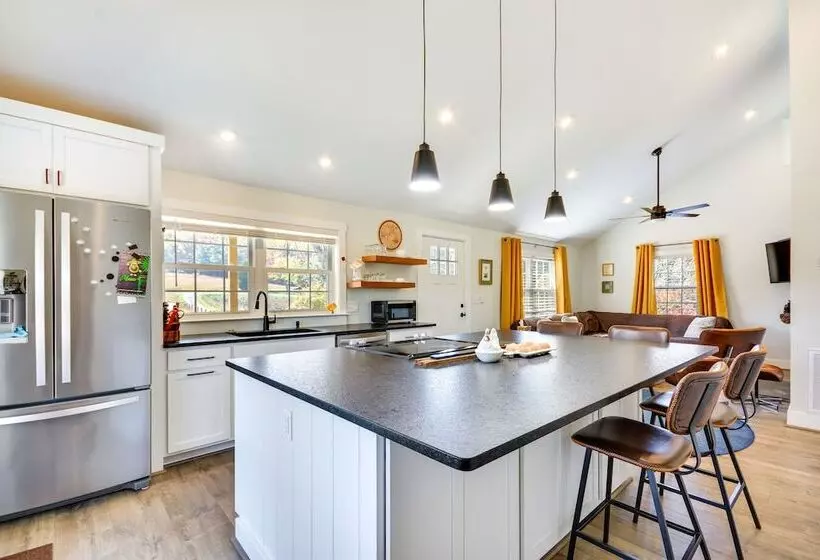 Beautiful Farmhouse W/ Pilot Mtn State Park Views!