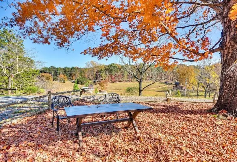 Beautiful Farmhouse W/ Pilot Mtn State Park Views!