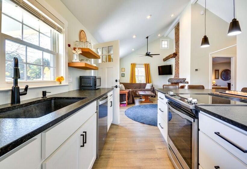 Beautiful Farmhouse W/ Pilot Mtn State Park Views!