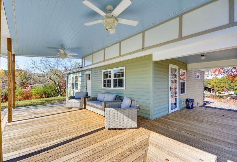 Beautiful Farmhouse W/ Pilot Mtn State Park Views!