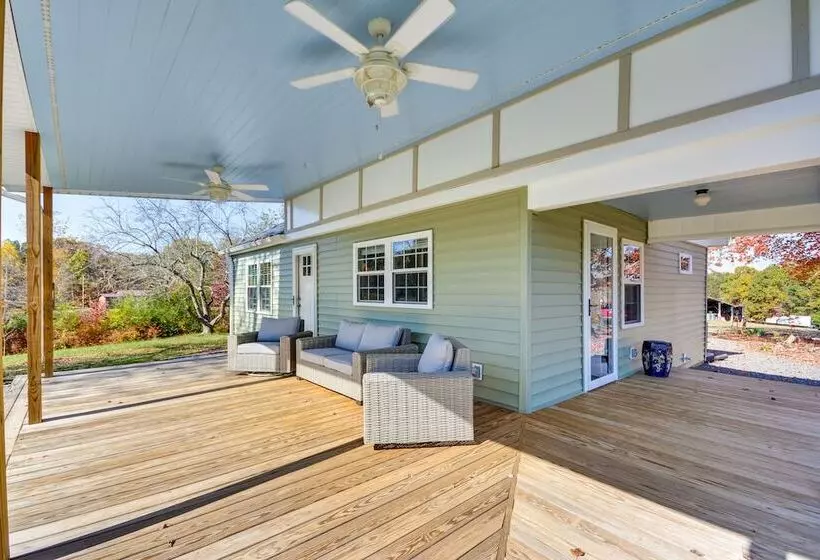 Beautiful Farmhouse W/ Pilot Mtn State Park Views!