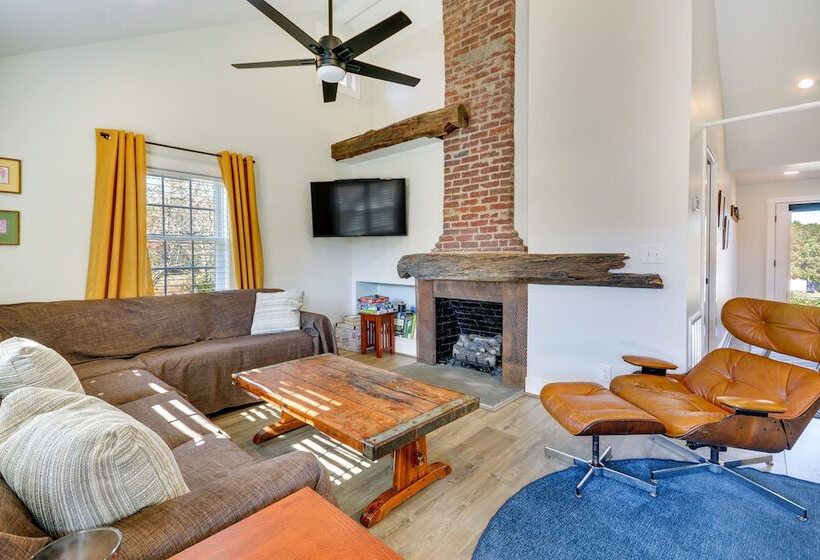 Beautiful Farmhouse W/ Pilot Mtn State Park Views!