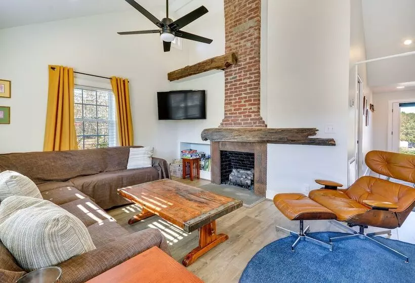 Beautiful Farmhouse W/ Pilot Mtn State Park Views!