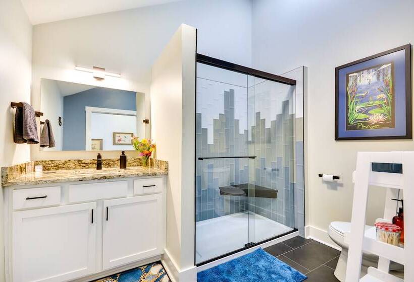 Beautiful Farmhouse W/ Pilot Mtn State Park Views!