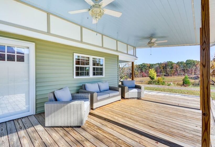 Beautiful Farmhouse W/ Pilot Mtn State Park Views!